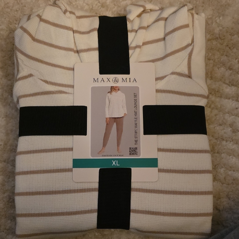 New! Max & Mia Women's Striped Lounge Set - Cream and Tan